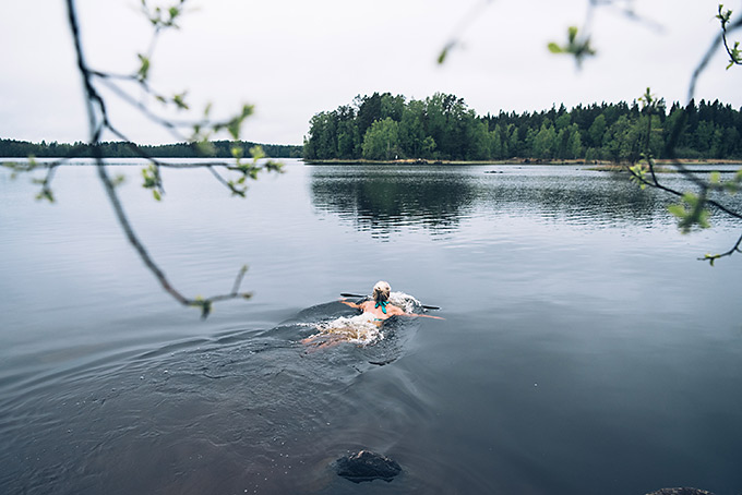 Uimassa Liesjärven kanssallispuistossa