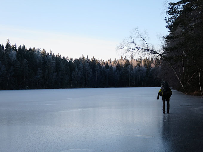 Kävely järven jäällä