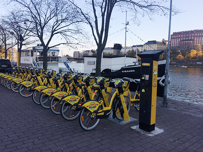 Kaupunkipyörät odottamassa pyöräilijöitä