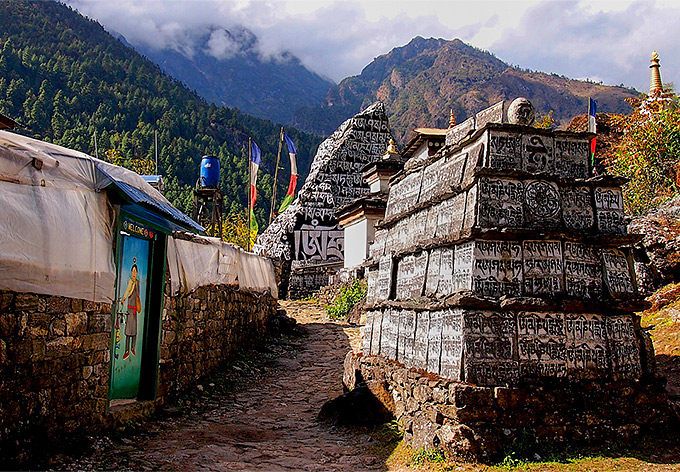 Mani-kivien mantrat toivottavat matkaajalle turvallista vaellusta Everestin juurelle