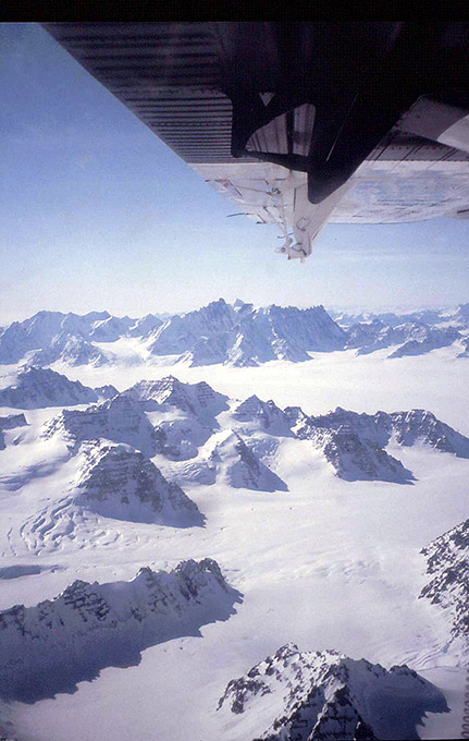 Grönlanti lentokoneen ikkunasta nähtynä