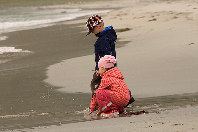 Lapset meren rannalla
