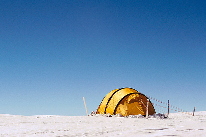 Teltta auringonpaisteessa Etelämantereella