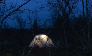 yksin pimeässä teltassa
