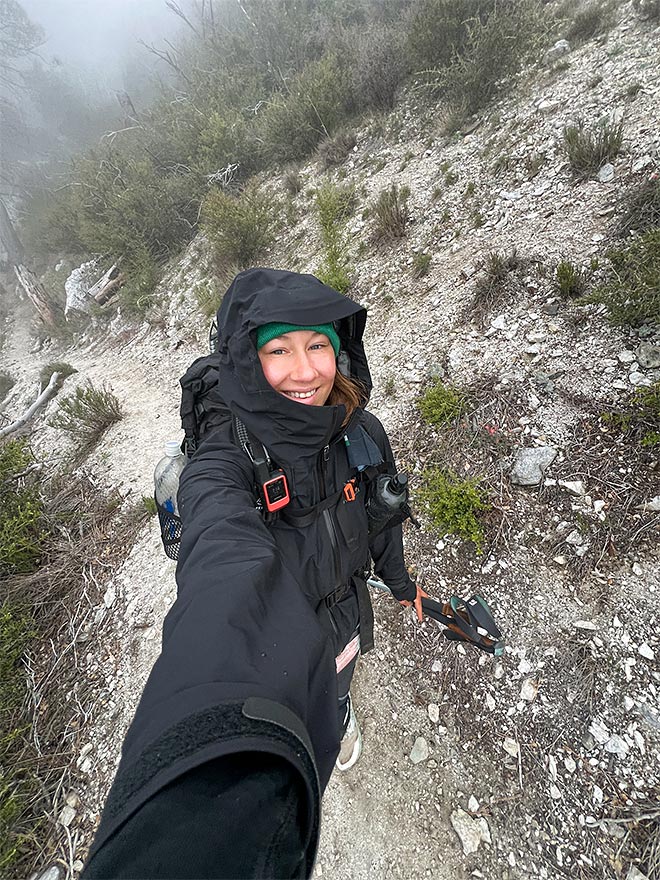 Amanda kuoritakissa ottaa selfietä hymy kasvoillaan.