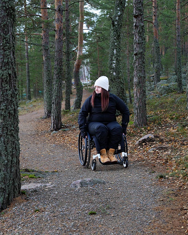 Jenna-Maria Pekkonen leveällä metsäpolulla.