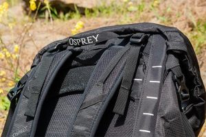 Osprey-rinkan pehmustetut olkahihnat kuvattuna ulkona luonnossa.