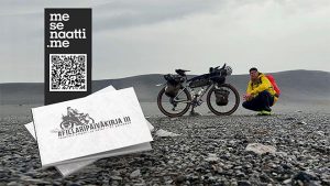 fillaripäiväkirja iii -kirjan mesenaatti-kampanjan kuva, jossa pyöräilijä ja bikepacking-pyörä islannissa.